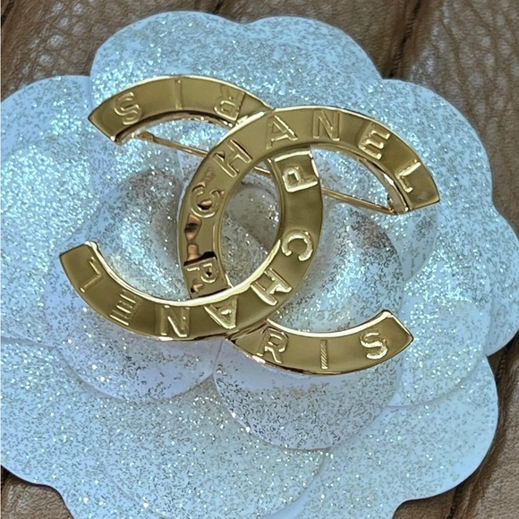 CHANEL Jewelry - CHANEL 20A Golden Brooch